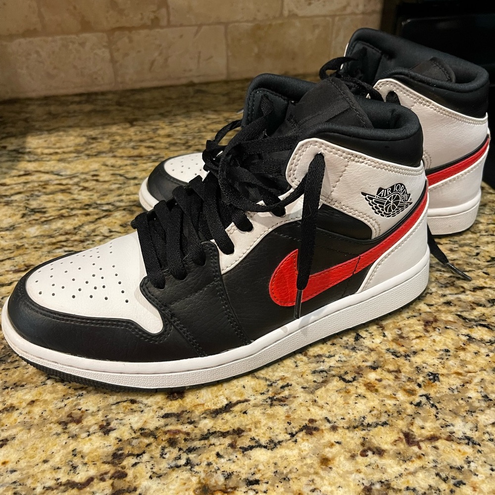 Air Jordan 1 Mid Chile Red